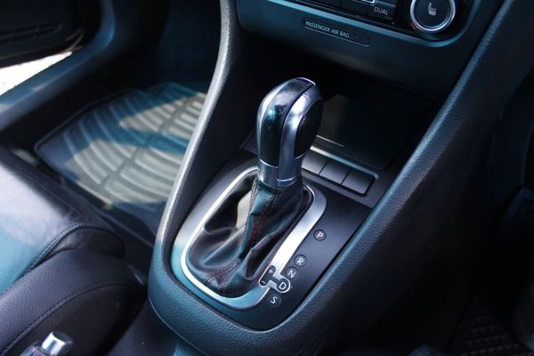 2012-Volkswagen-Golf-VI-GTI-20-TSI-Auto image:19
