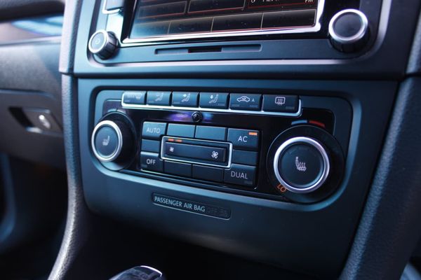 2012-Volkswagen-Golf-VI-GTI-20-TSI-Auto image:20
