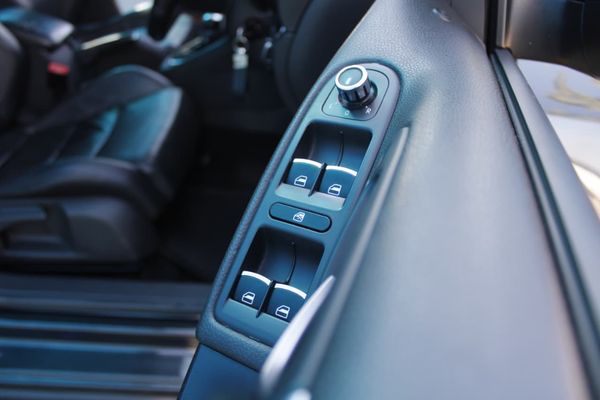 2012-Volkswagen-Golf-VI-GTI-20-TSI-Auto image:21