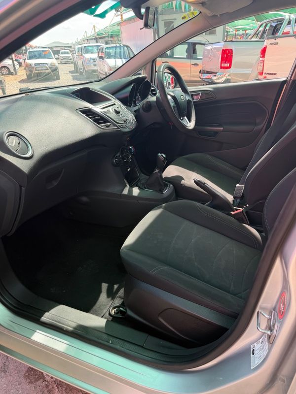 2014-Ford-Fiesta-16-TDCi-Ambiente-5-dr image:3