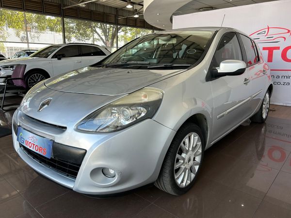 2011-Renault-Clio-12-16v-Va-Va-Voom-5-dr-Pack image:1