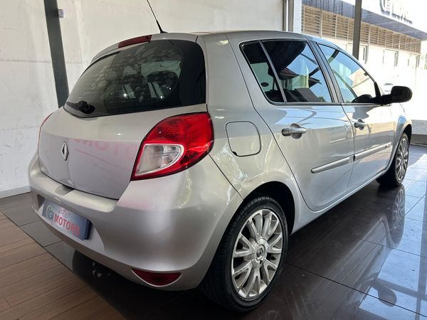 2011-Renault-Clio-12-16v-Va-Va-Voom-5-dr-Pack image:3