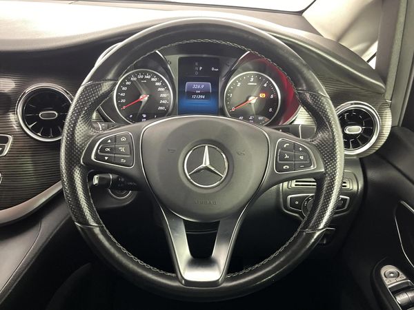 2022-Mercedes-Benz-V-Class-V220d-Auto image:11