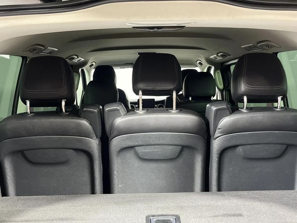 2022-Mercedes-Benz-V-Class-V220d-Auto image:14