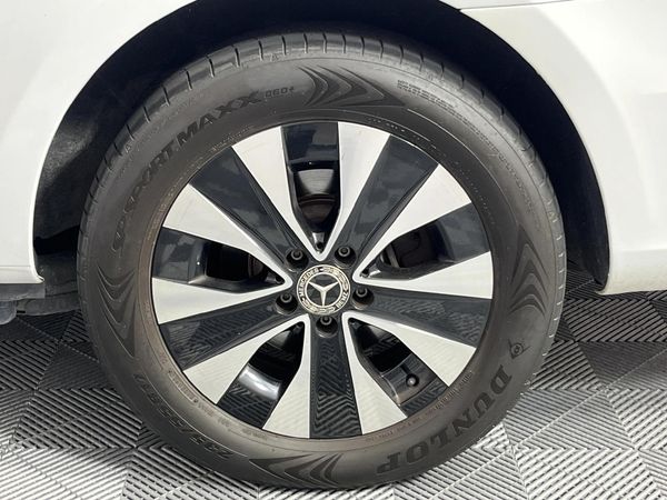 2022-Mercedes-Benz-V-Class-V220d-Auto image:6