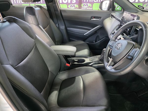 2023-Toyota-Corolla-Cross-18-XS-Hybrid image:9