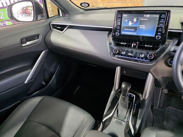 2023-Toyota-Corolla-Cross-18-XS-Hybrid image:8