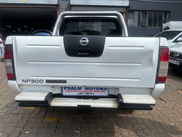 2019-Nissan-NP300-24i-Double-Cab image:3