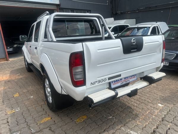 2019-Nissan-NP300-24i-Double-Cab image:4