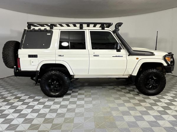2021-Toyota-Land-Cruiser-76-45-D-V8-Station-Wagon image:17