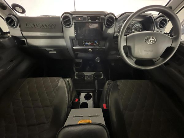 2021-Toyota-Land-Cruiser-76-45-D-V8-Station-Wagon image:1