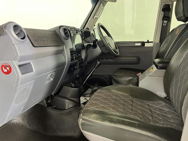 2021-Toyota-Land-Cruiser-76-45-D-V8-Station-Wagon image:8