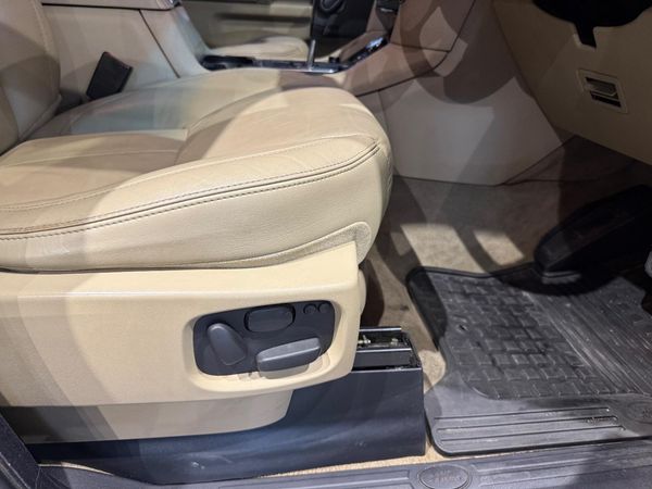 2012-Land-Rover-Discovery-4-30-TD-SD-V6-HSE image:24