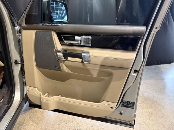 2012-Land-Rover-Discovery-4-30-TD-SD-V6-HSE image:25