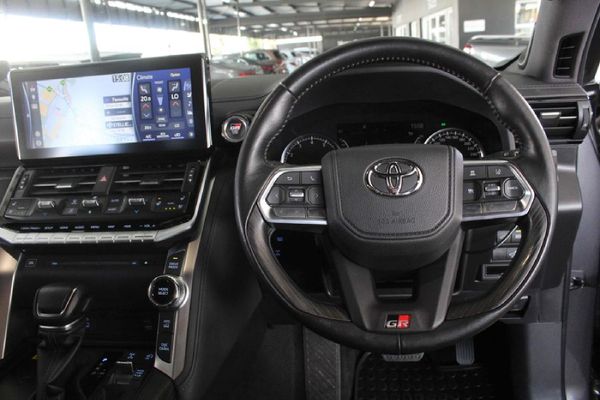 2022-Toyota-Land-Cruiser-300-V6-35-T-GR-S image:12