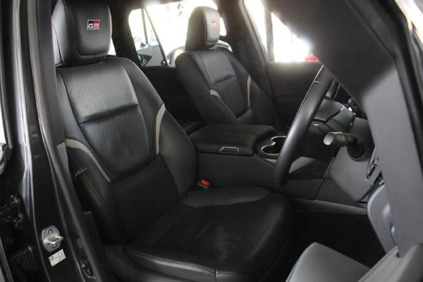 2022-Toyota-Land-Cruiser-300-V6-35-T-GR-S image:19