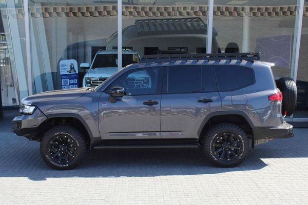 2022-Toyota-Land-Cruiser-300-V6-35-T-GR-S image:2