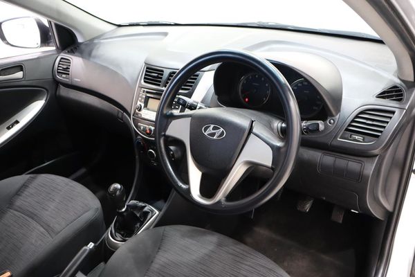 2015-Hyundai-Accent-Sedan-16-Motion image:9