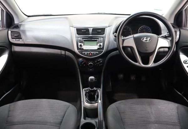 2015-Hyundai-Accent-Sedan-16-Motion image:12