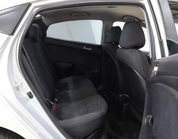 2015-Hyundai-Accent-Sedan-16-Motion image:16