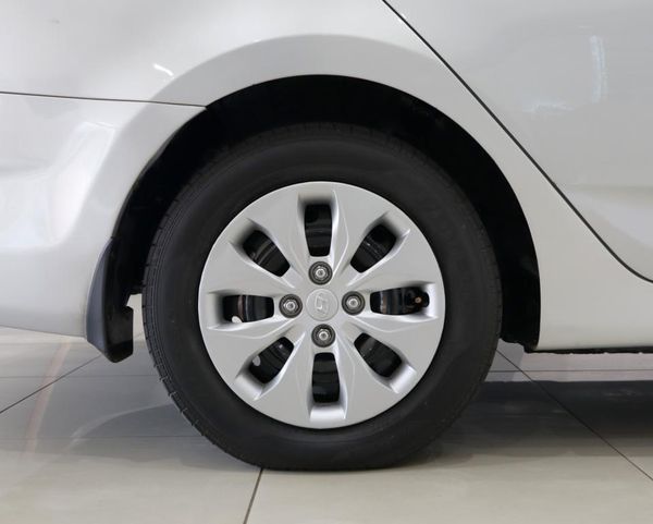 2015-Hyundai-Accent-Sedan-16-Motion image:6