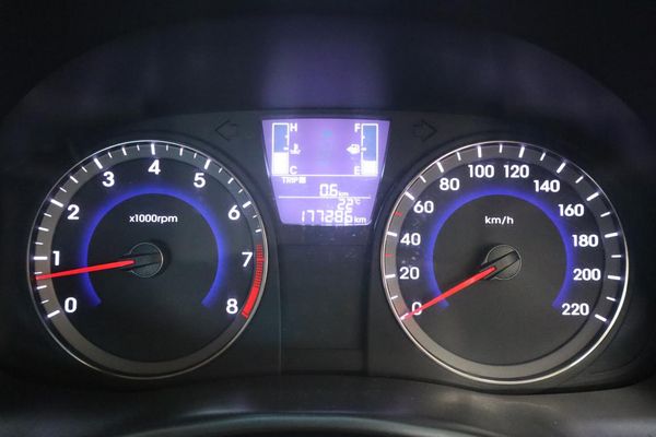2015-Hyundai-Accent-Sedan-16-Motion image:8