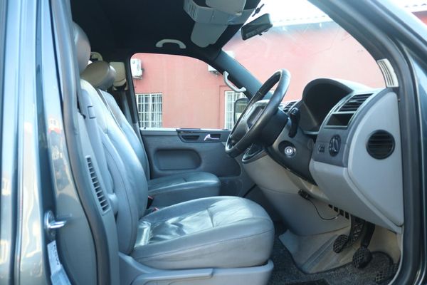 2005-Volkswagen-Caravelle-T5-32-4Motion image:17
