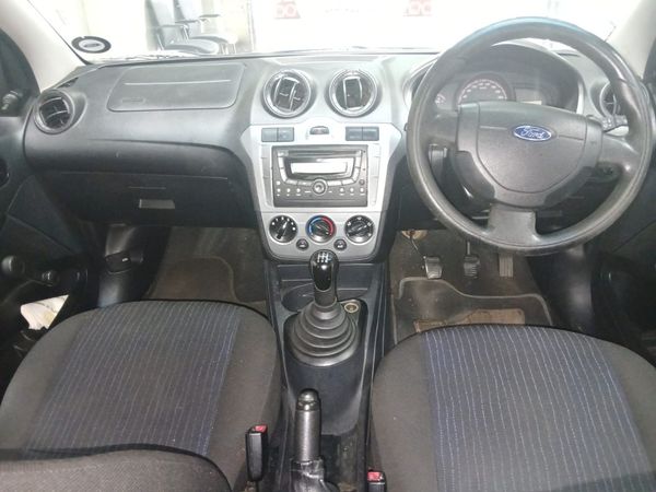 2012-Ford-Figo-14-Ambiente image:6