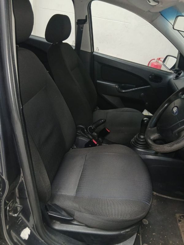 2012-Ford-Figo-14-Ambiente image:8