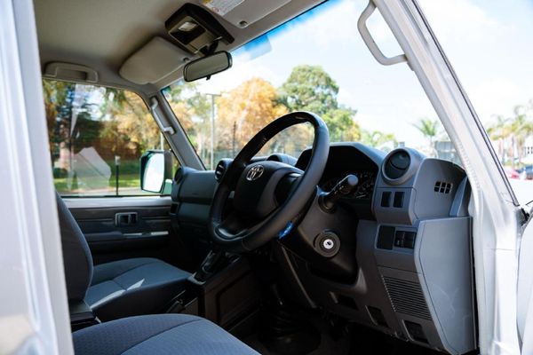 2026-Toyota-Land-Cruiser-76-28GD-6-Station-Wagon-LX image:15