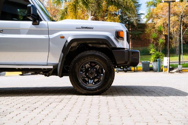 2026-Toyota-Land-Cruiser-76-28GD-6-Station-Wagon-LX image:8