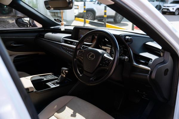 2021-Lexus-ES-300h-EX image:9