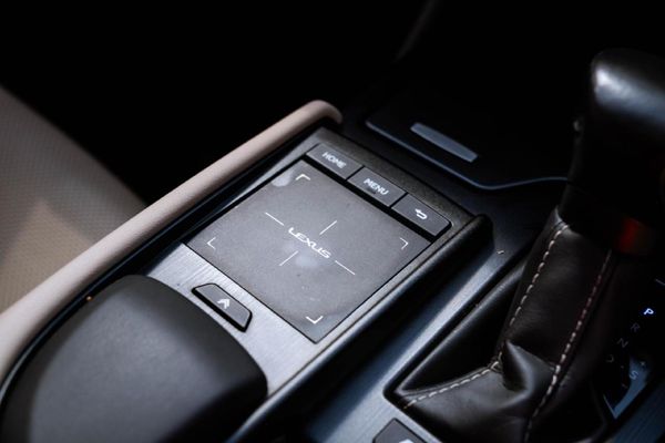 2021-Lexus-ES-300h-EX image:11
