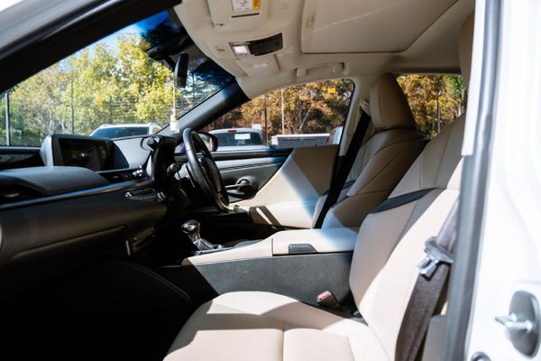 2021-Lexus-ES-300h-EX image:14