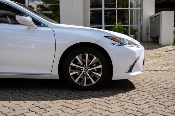 2021-Lexus-ES-300h-EX image:17