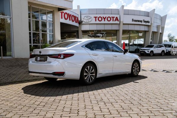 2021-Lexus-ES-300h-EX image:18