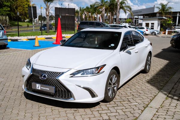 2021-Lexus-ES-300h-EX image:1