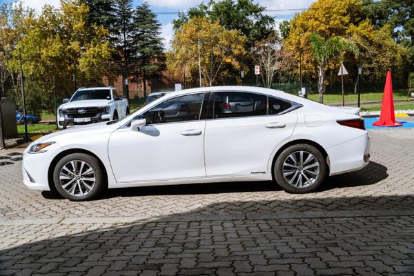 2021-Lexus-ES-300h-EX image:3