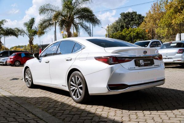 2021-Lexus-ES-300h-EX image:4