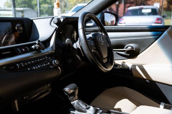 2021-Lexus-ES-300h-EX image:7