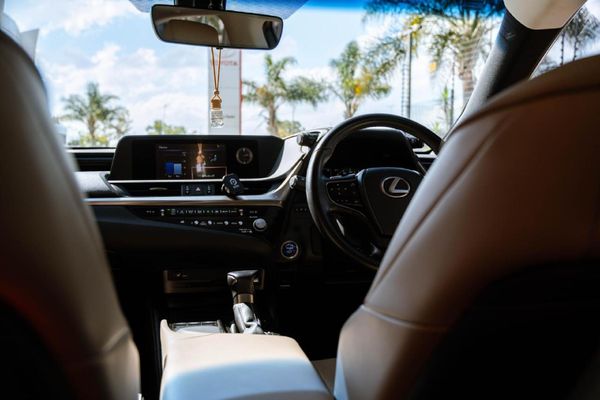 2021-Lexus-ES-300h-EX image:8