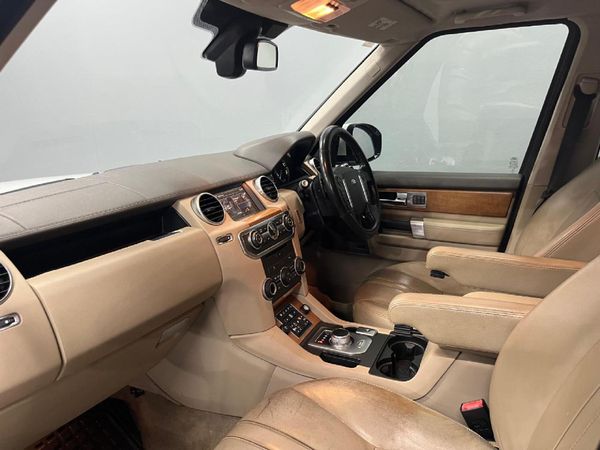 2015-Land-Rover-Discovery-4-30-TD-SD-V6-SE image:17