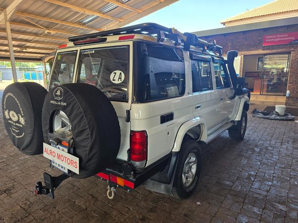 2014-Toyota-Land-Cruiser-76-45-D-V8-Station-Wagon image:11
