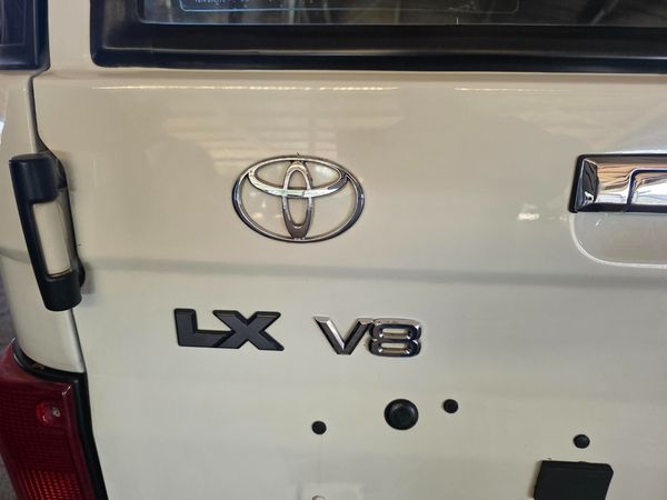 2014-Toyota-Land-Cruiser-76-45-D-V8-Station-Wagon image:13