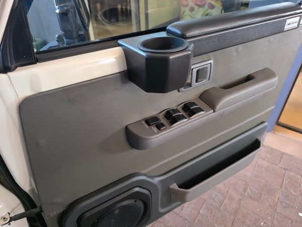 2014-Toyota-Land-Cruiser-76-45-D-V8-Station-Wagon image:23