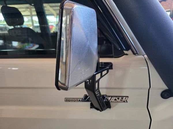 2014-Toyota-Land-Cruiser-76-45-D-V8-Station-Wagon image:25