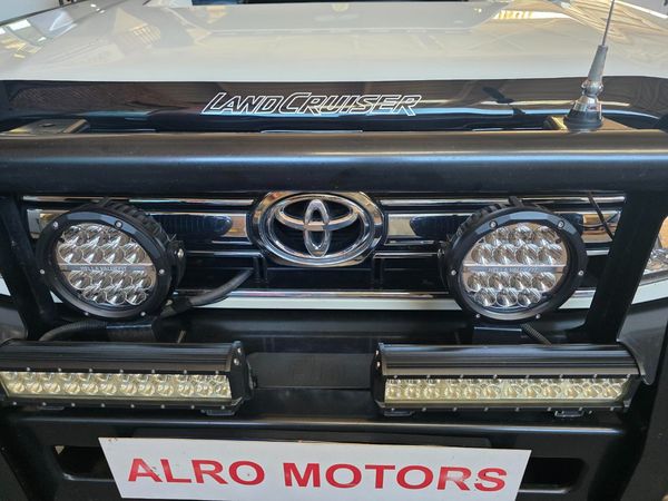 2014-Toyota-Land-Cruiser-76-45-D-V8-Station-Wagon image:4