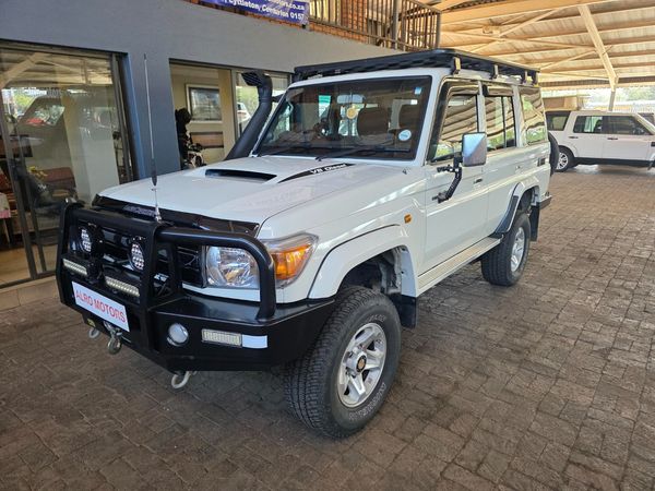 2014-Toyota-Land-Cruiser-76-45-D-V8-Station-Wagon image:5