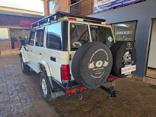 2014-Toyota-Land-Cruiser-76-45-D-V8-Station-Wagon image:6