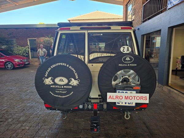 2014-Toyota-Land-Cruiser-76-45-D-V8-Station-Wagon image:7